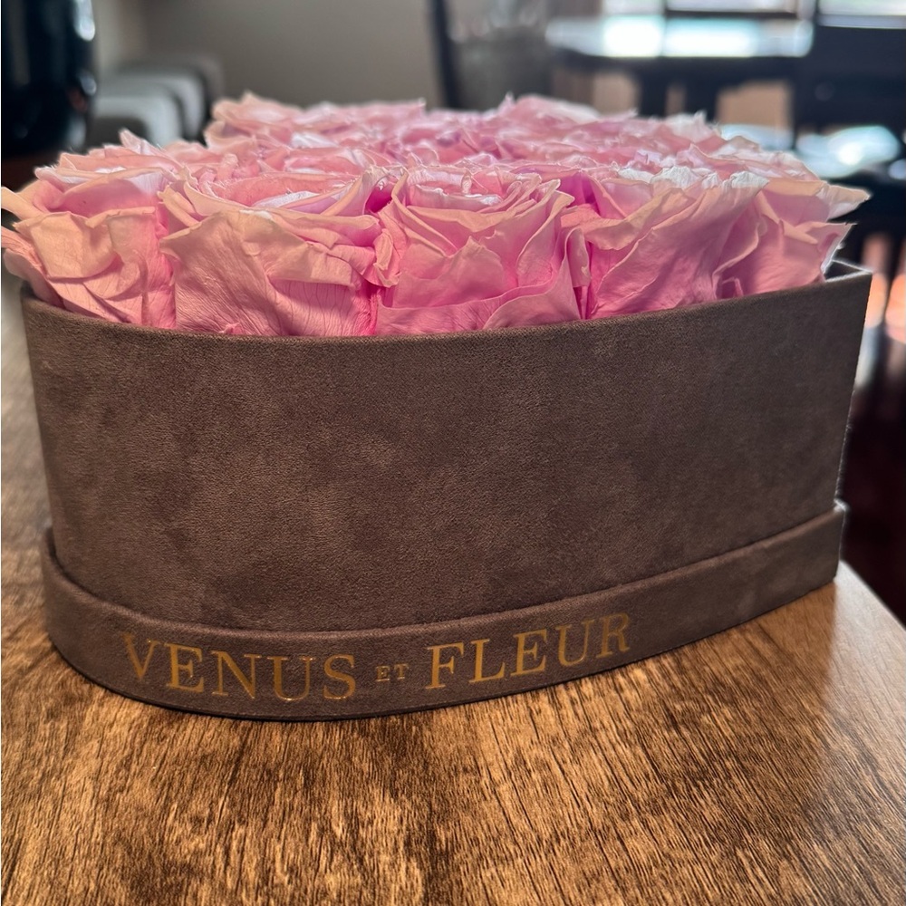 Venus et Fleur Lavender Roses in Gray Suede Box